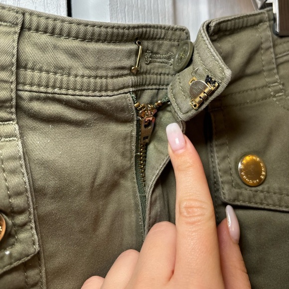 Marc By Marc Jacobs - Summery Casual Green and Gold High-Waisted Cargo Shorts - Picture 6 of 9